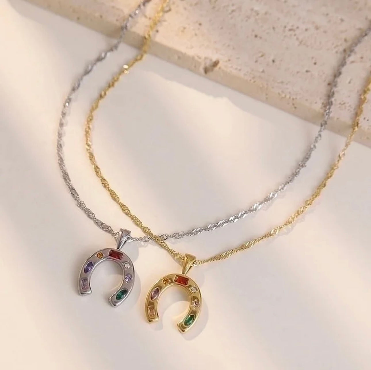 LUCKY STREETWEAR HORSESHOE NECKLACE