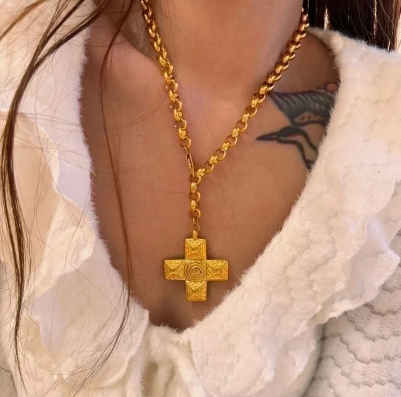 GOLDEN MAJESTY CROSS NECKLACE