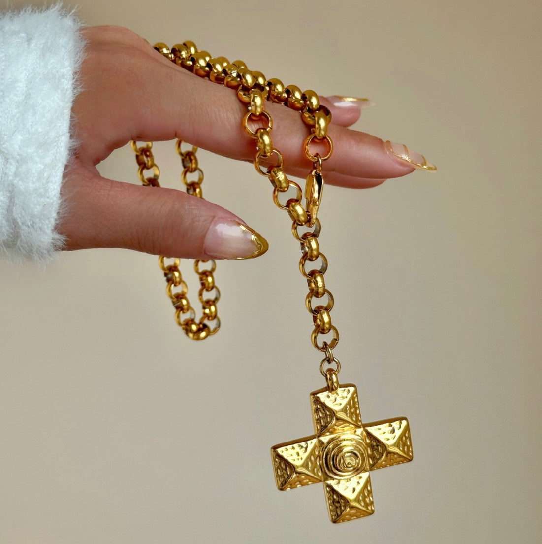 GOLDEN MAJESTY CROSS NECKLACE