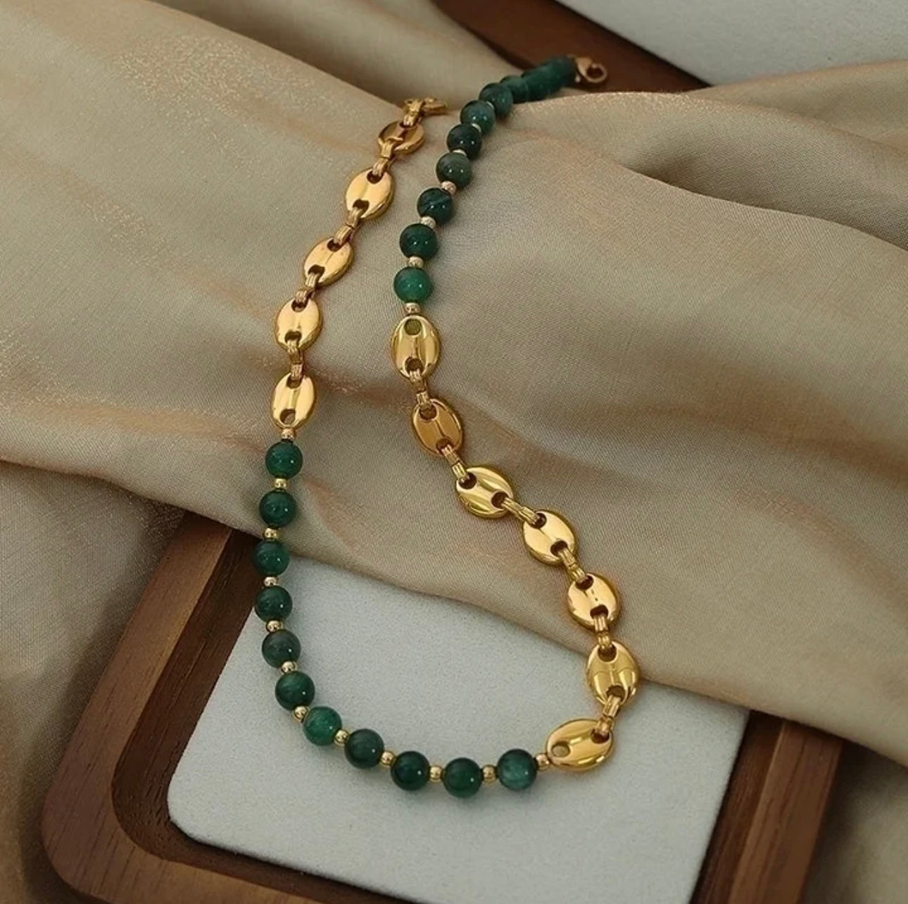 GOLDEN EMERALD GLOW NECKLACE